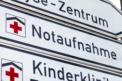 Im Notfall ist man froh, endlich das Schild &bdquo;Notfallaufnahme&ldquo; zu sehen.