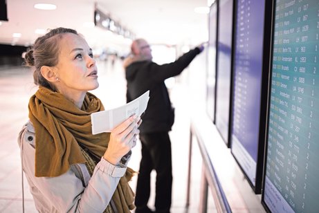 Der Blick auf den Monitor im Flughafen informiert &uuml;ber den Stand des Fluges.