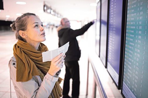 Der Blick auf den Monitor im Flughafen informiert &uuml;ber den Stand des Fluges.