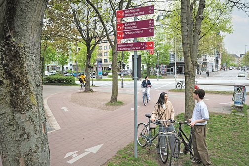 F&uuml;r Radfahrende gibt es Orientierungshilfen auf dem Weg und durch Schilder. 