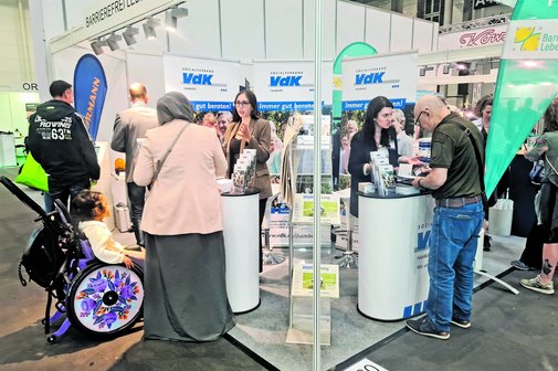 Besucherinnen und Besucher am Messestand auf der IRMA 2024