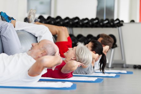 Bauchtraining im Fitnessstudio.