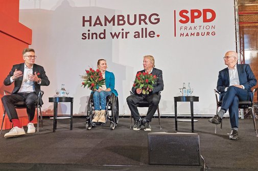 Die Teilnehmerinnen sitzen vor dem Schriftzug: Hamburg sind wir alle. SPD Fraktion Hamburg.