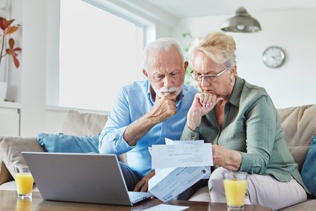 Ein Paar bei Sichten der Steuerunterlagen.