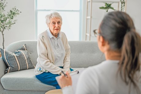 Das Gespräch zur Pflegebegutachtung findet in der Wohnung statt.