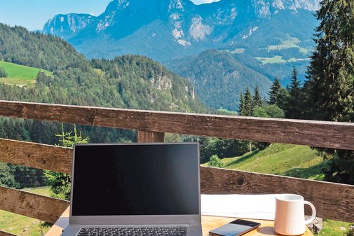 Homeoffice im Freien mit Blick auf die Alpen.