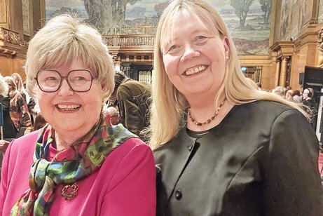 Digitale Technologien müssen barrierefrei sein! Renate Schommer, Vorsitzende des Sozialverbandes VdK Hamburg und Ulrike Kloiber, Senatskoordinatorin für die Gleichstellung von Menschen mit Behinderungen.