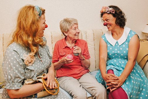 Frauen mit roten Nasen und Kostümen bei der Ausbildung zum Seniorenclown.