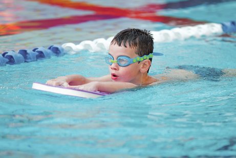 Kostenfrei ins Schwimmbad Ein Schwimmbrett ist ein universelles Hilfsmittel für das Schwimmtraining.