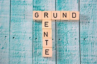 Wort Grundrente, gelegt mit Holzbuchstabenwürfeln.