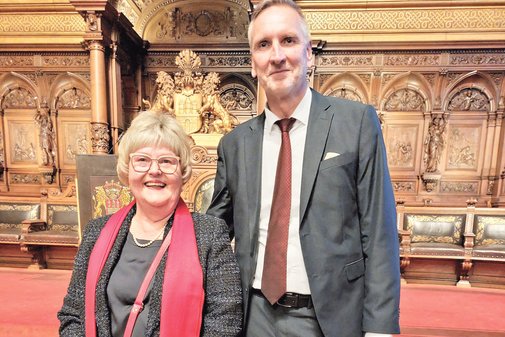 Torsten Voß und Renate Schommer im Gespräch.