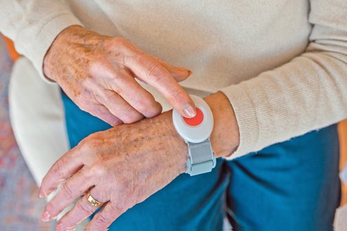 Beim Hausnotruf genügt ein Knopfdruck Beim Hausnotruf kontaktiert per Notruf-Armband den Hausnotruf.