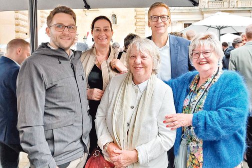 Gruppenbild unterm Regenschirm.