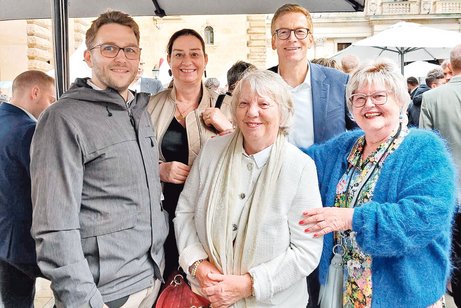 Gruppenbild unterm Regenschirm.