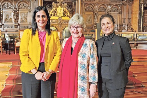 Maryam Blumenthal, Renate Schommer und Paris Moll-Khosrawi im Hamburger Rathaus.
