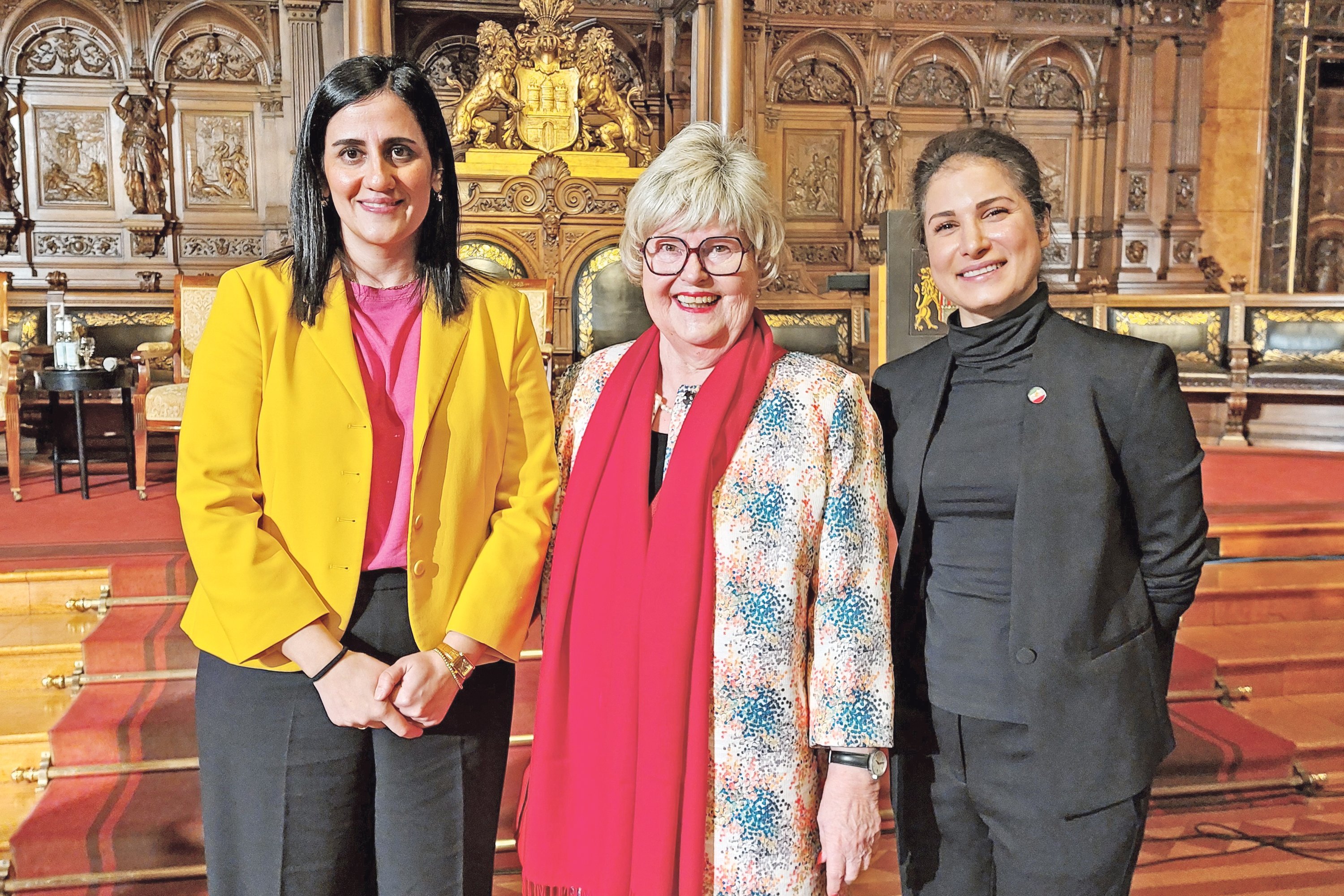 Maryam Blumenthal, Renate Schommer und Paris Moll-Khosrawi im Hamburger Rathaus.
