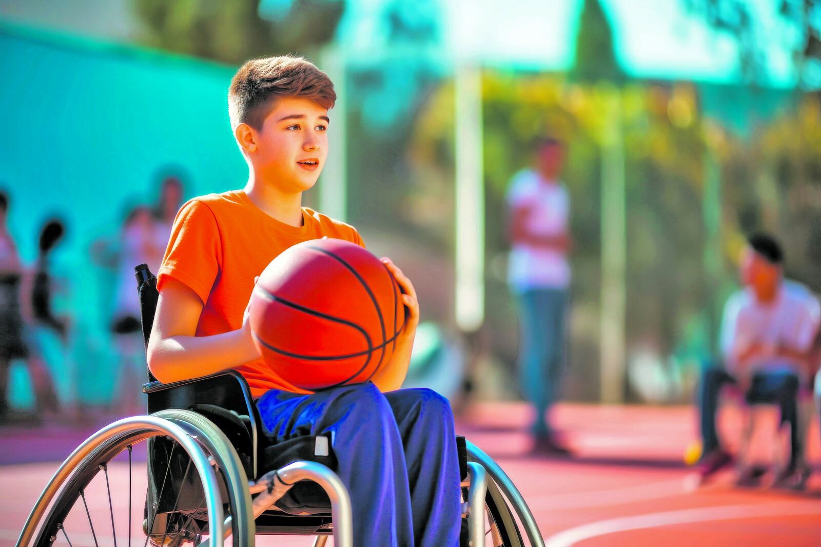 Ein Rollstuhlfahrer spielt Rollstuhlbasketball. 