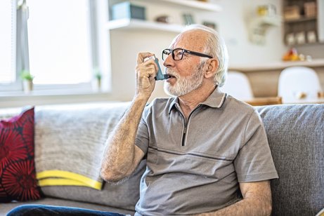 App für COPD-Erkrankte Ein älterer Mann verwendet ein medizinisches Inhalationsgerät, um seiner Allergie vorzubeugen und diese zu behandeln.