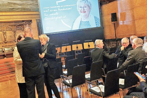 Teilnehmerinnen und Teilnehmer des Jubiläumsfestes im Gespräch.