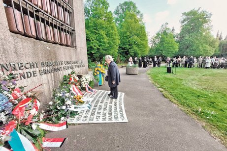 : Frau Schommer legt am Mahnmal f&uuml;r die Opfer der NS-Verfolgung einen Kranz nieder.
