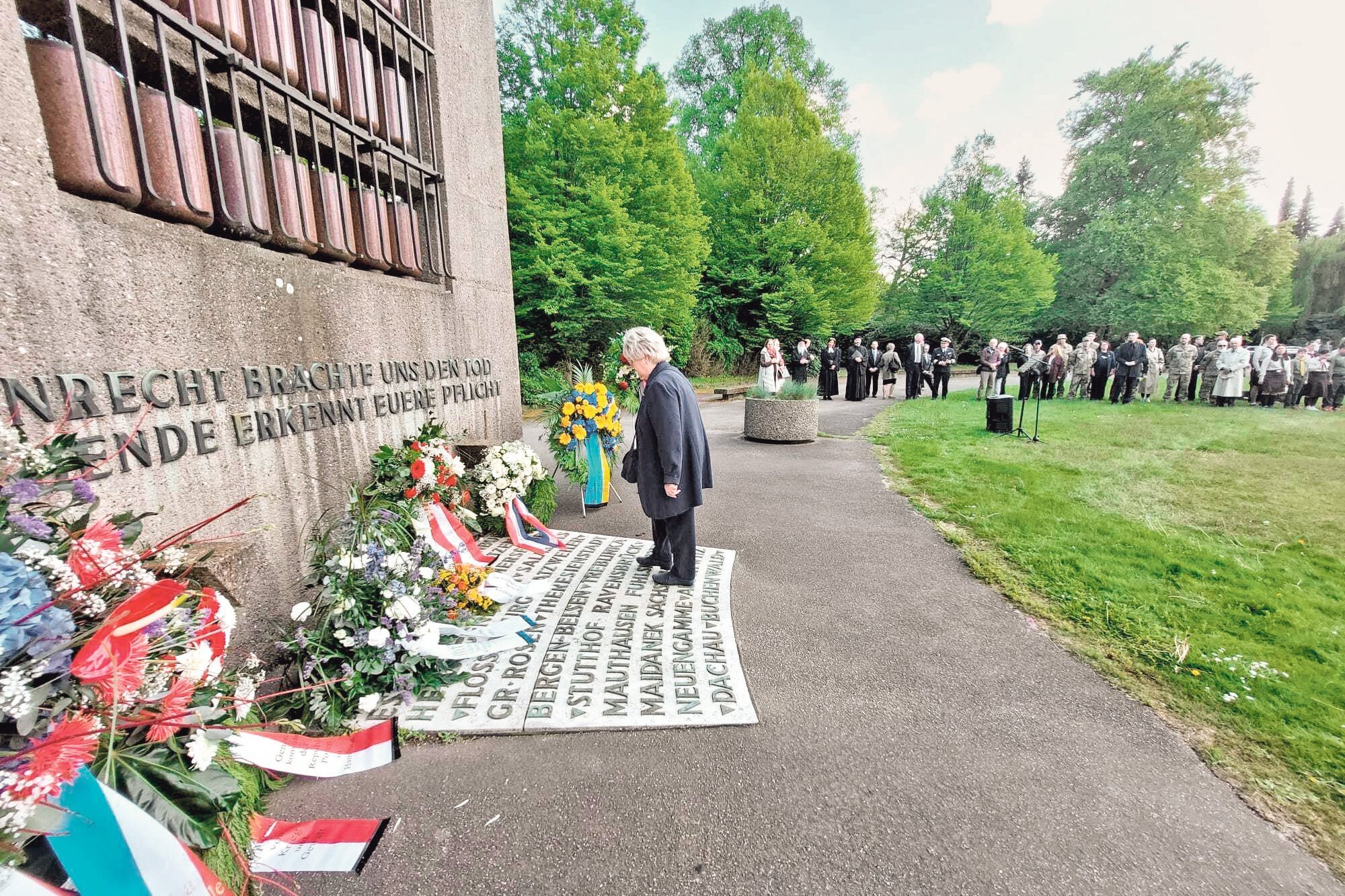 : Frau Schommer legt am Mahnmal f&uuml;r die Opfer der NS-Verfolgung einen Kranz nieder.