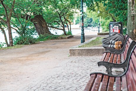 Straßensozialarbeit wird neu aufgestellt Parkbänke als Schlafplatz sind unsozial und nicht menschenwürdig.