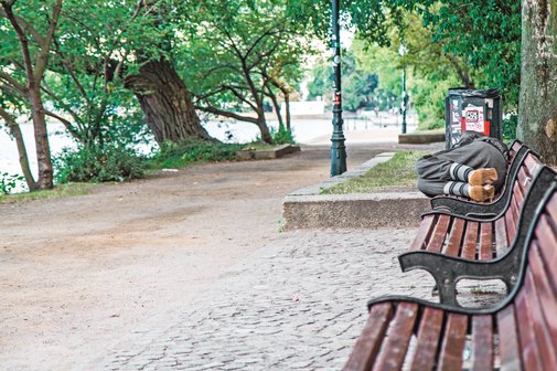 Straßensozialarbeit wird neu aufgestellt Parkbänke als Schlafplatz sind unsozial und nicht menschenwürdig.