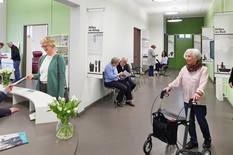 Das Bild zeigt den Empfangsbereich der Hilfsmittelausstellung.