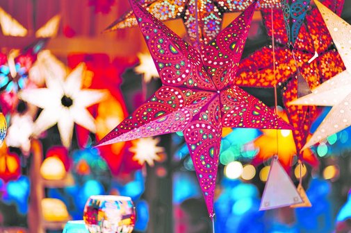 Große und kleine bunte Weihnachtssterne stimmen weihnachtlich