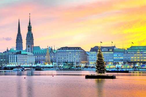 Blick auf die Hamburger Innenstadt mit Innenalster und Kirchtürmen.