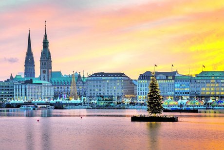 Blick auf die Hamburger Innenstadt mit Innenalster und Kirchtürmen.