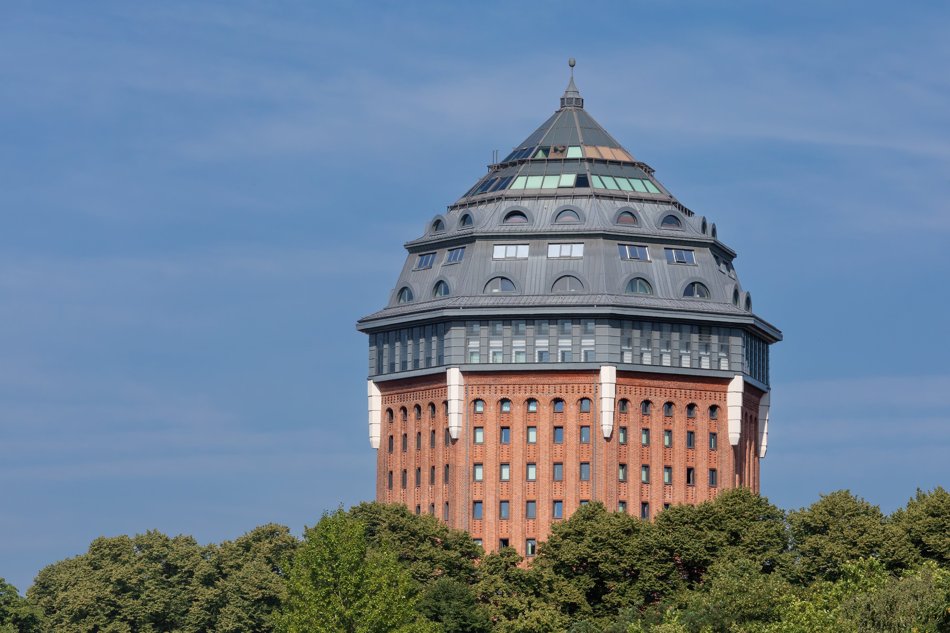 Hamburg greift durch Der Schanzenpark mit dem Schanzenturm ist ein beliebtes Touristenziel.