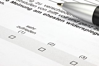 Bildausschnitt eines Fragebogens mit einer abgebildeten Dreierskala zur Zufriedenheit. 