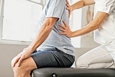 Bessere Versorgung für chronisch Schmerzkranke Ein Senior wird von einer Rehabilitationsphysiotherapeutin behandelt.