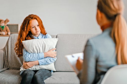 Urteil - Akutbehandlung muss erstmal ausreichen Konzept der Teenagerdepression. Kinderpsychologin arbeitet mit traurigem Mädchen in der Praxis.