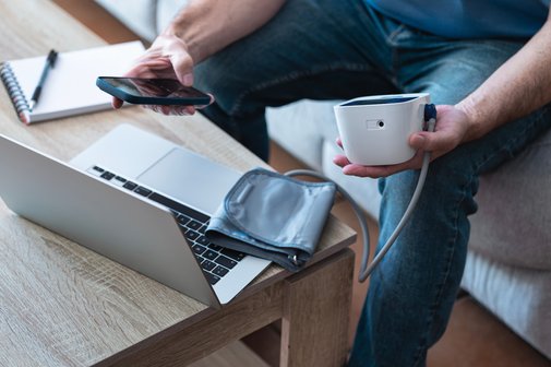 App für neurologische Erkrankungen Digitale Anwendungen können per Smartphone oder Notebook genutzt werden.