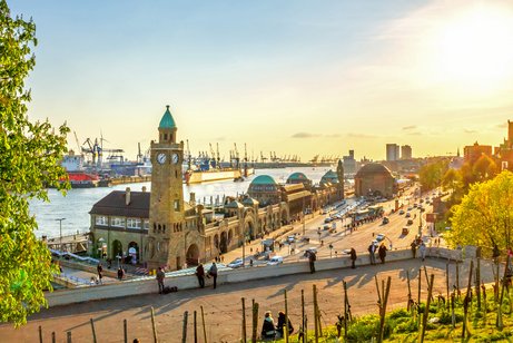 Blick auf die Landesbrücken und den Hamburger Hafen.