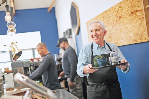 Freundliche Bedienungen sorgen f&uuml;r Kundenservice und Gastfreundschaft in einem Cafe.