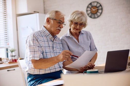 Ein &auml;lteres Ehepaar bei der Lohnsteuererkl&auml;rung.
