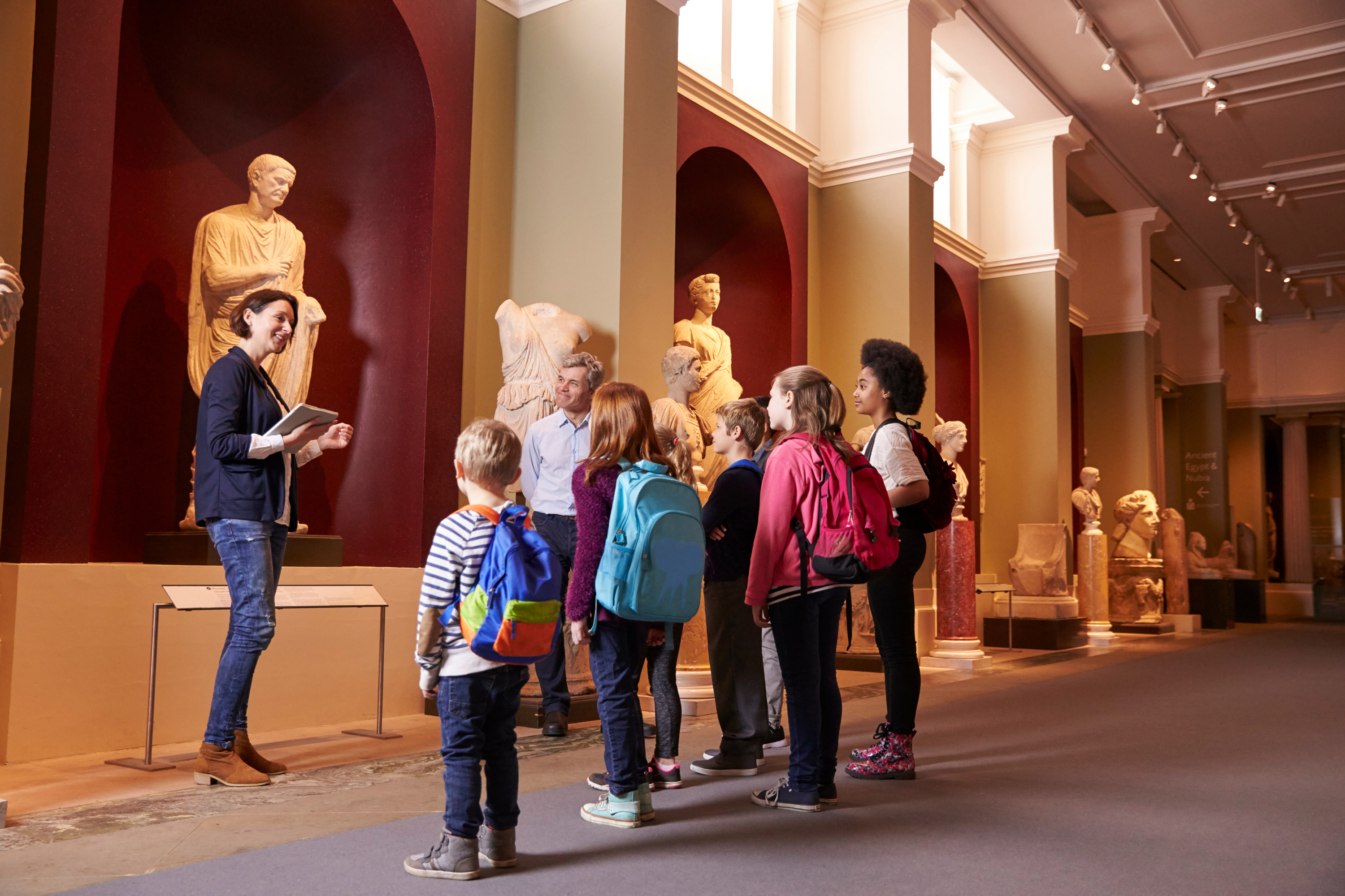 Kulturbehörde fördert Museumsdienst Schülerinnen und Schüler und Lehrerin bei einem Schulausflug ins Museum mit Führerin.