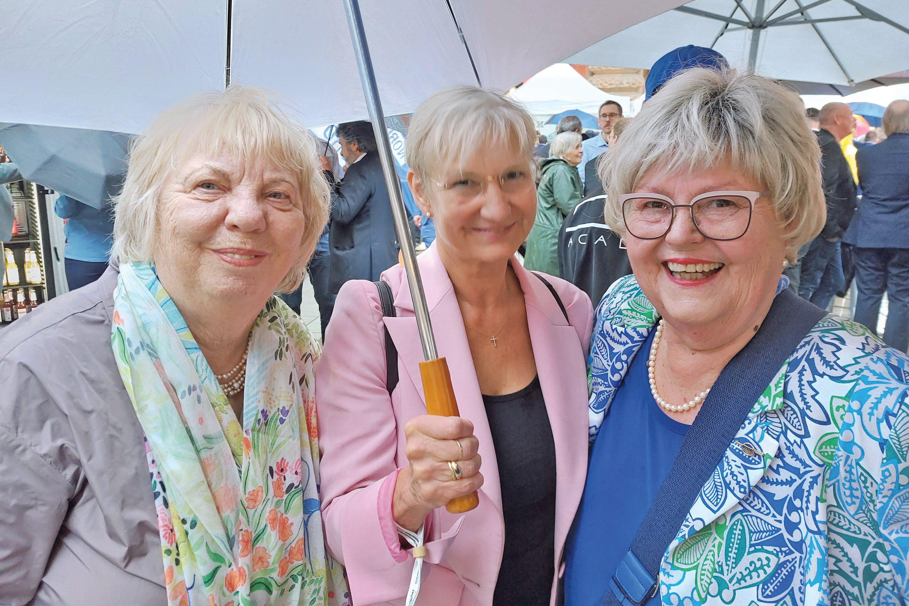 Bürgerschaft dankt Ehrenamtlichen in der Hansestadt Hamburg Ute Frank, Kirsten und Renate Schommer mit Regenschirm auf dem Sommerfest.