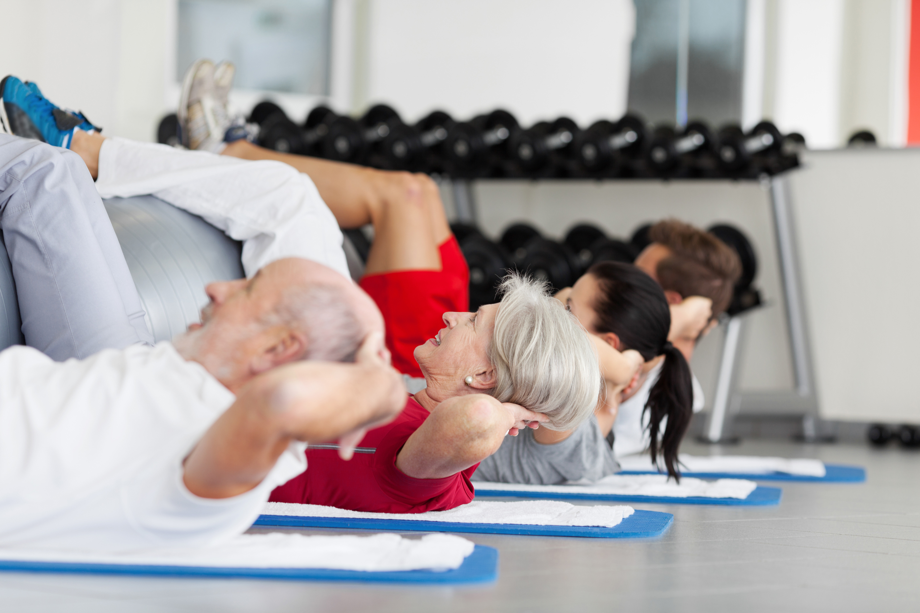 Bauchtraining im Fitnessstudio.
