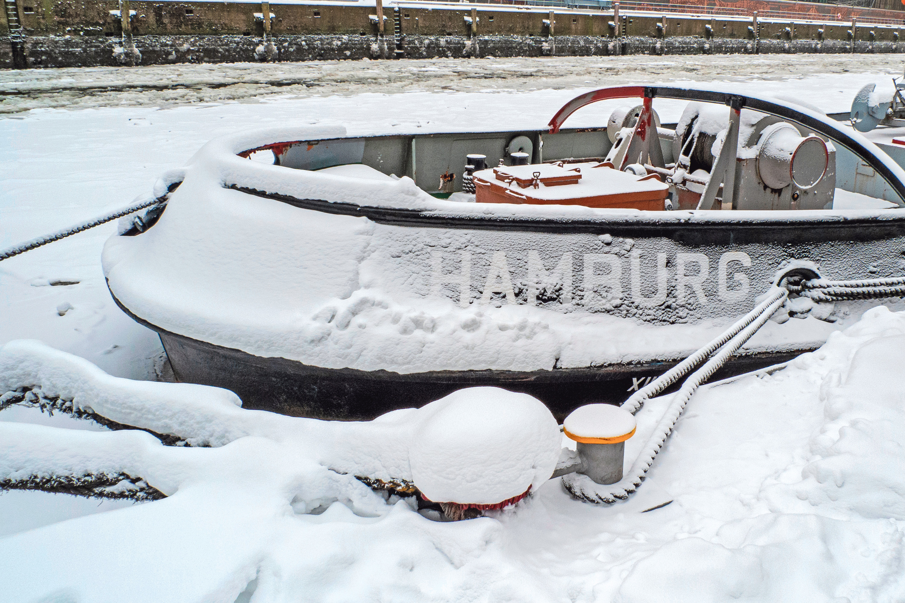 Geschäftsstelle über Feiertage geschlossen Die Szene vermittelt eine winterliche, ruhige Atmosphäre im Hamburger Hafen.