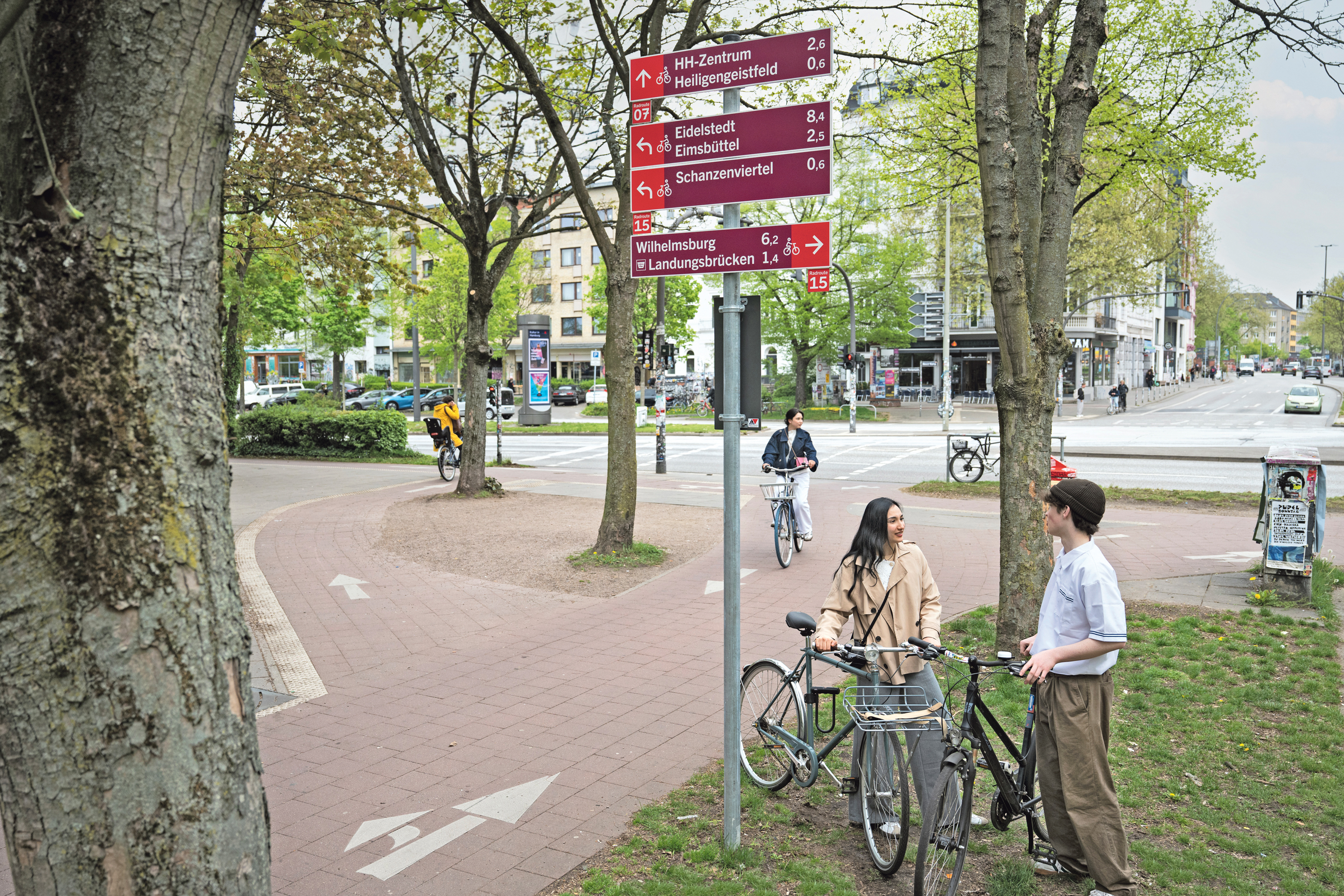 F&uuml;r Radfahrende gibt es Orientierungshilfen auf dem Weg und durch Schilder. 