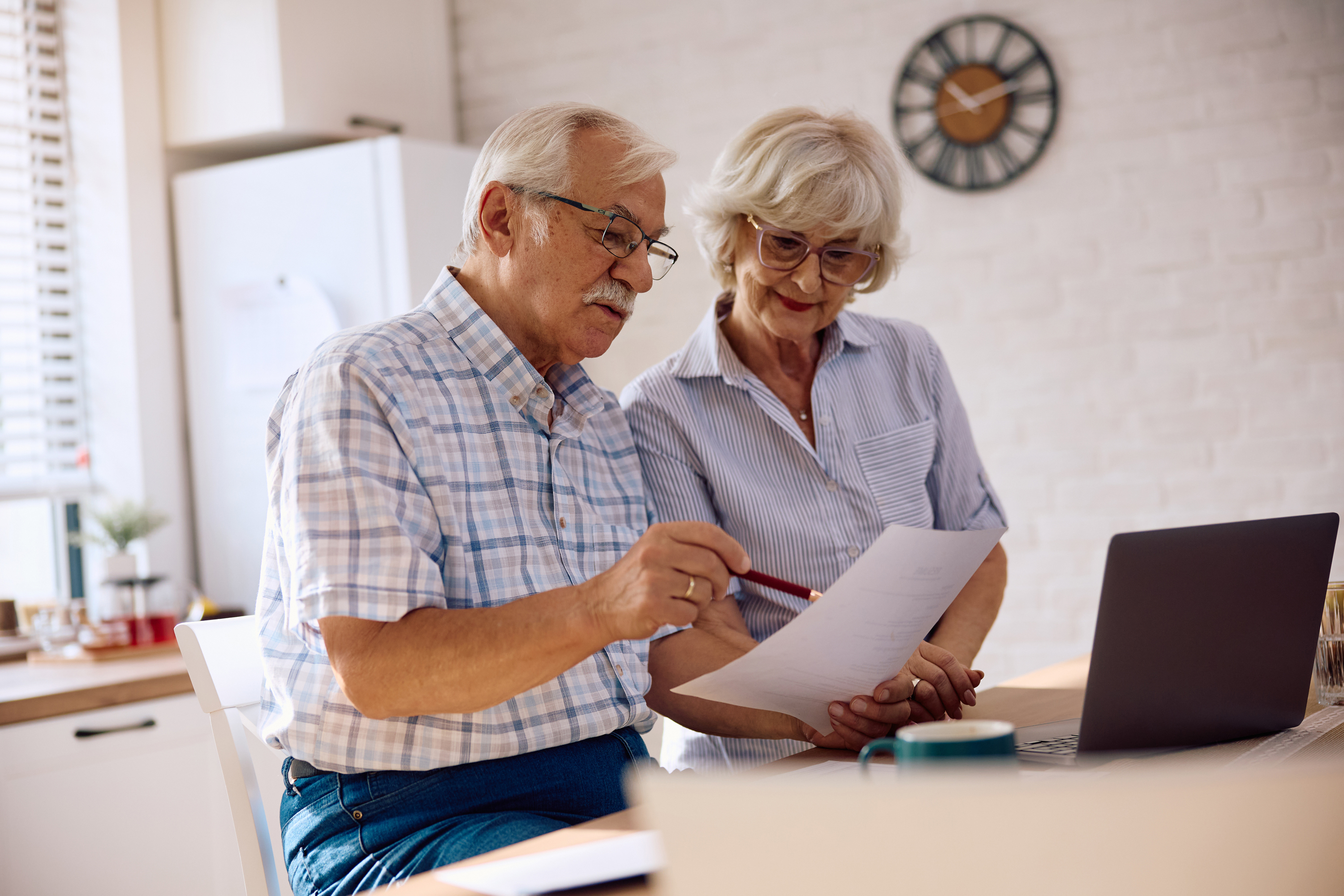 Ein &auml;lteres Ehepaar bei der Lohnsteuererkl&auml;rung.