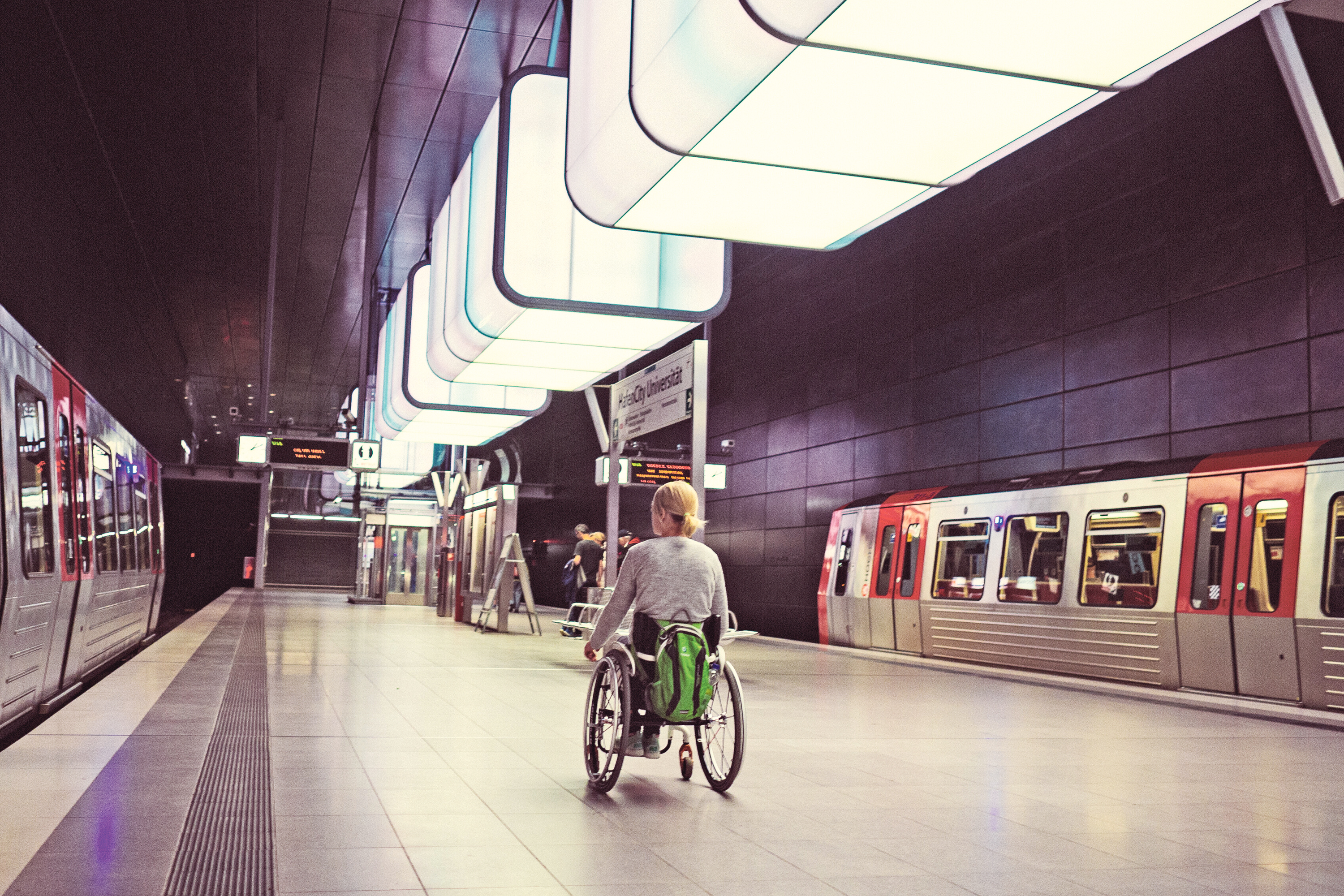 Eine Rollstuhlfahrerin durchquert eine U-Bahn-Station