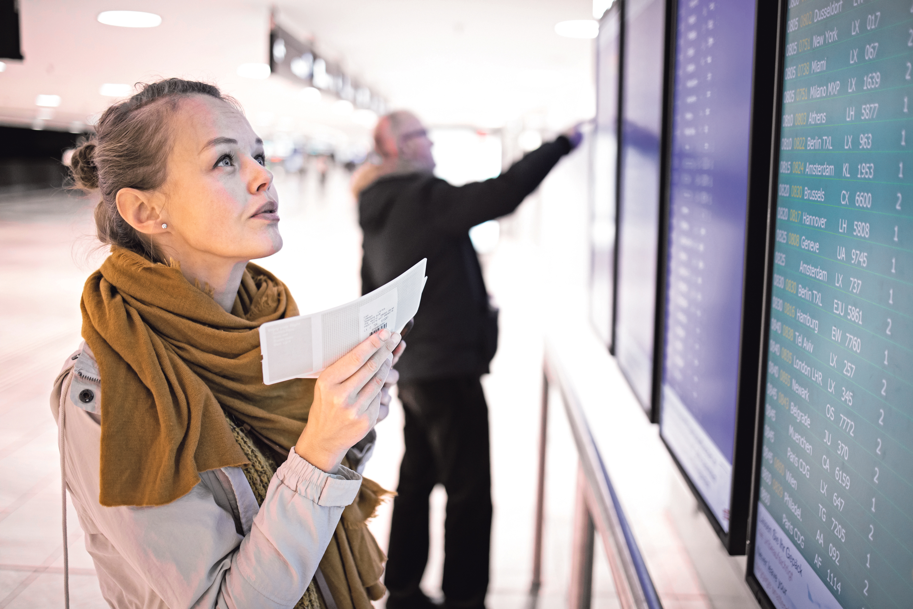 Fluggastrechte einfach einklagen Der Blick auf den Monitor im Flughafen informiert über den Stand des Fluges.