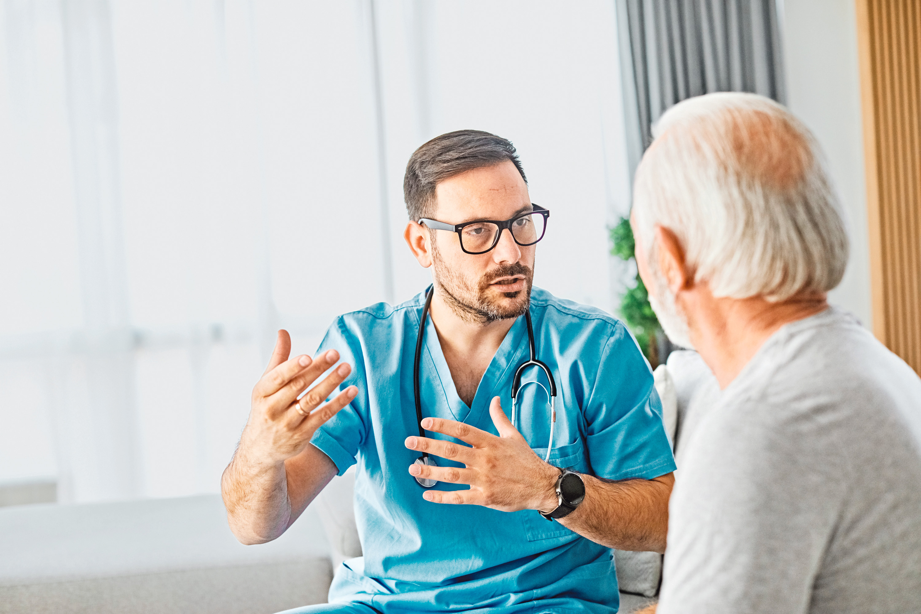 Ein Arzt im Gespr&auml;ch mit einem Patienten.