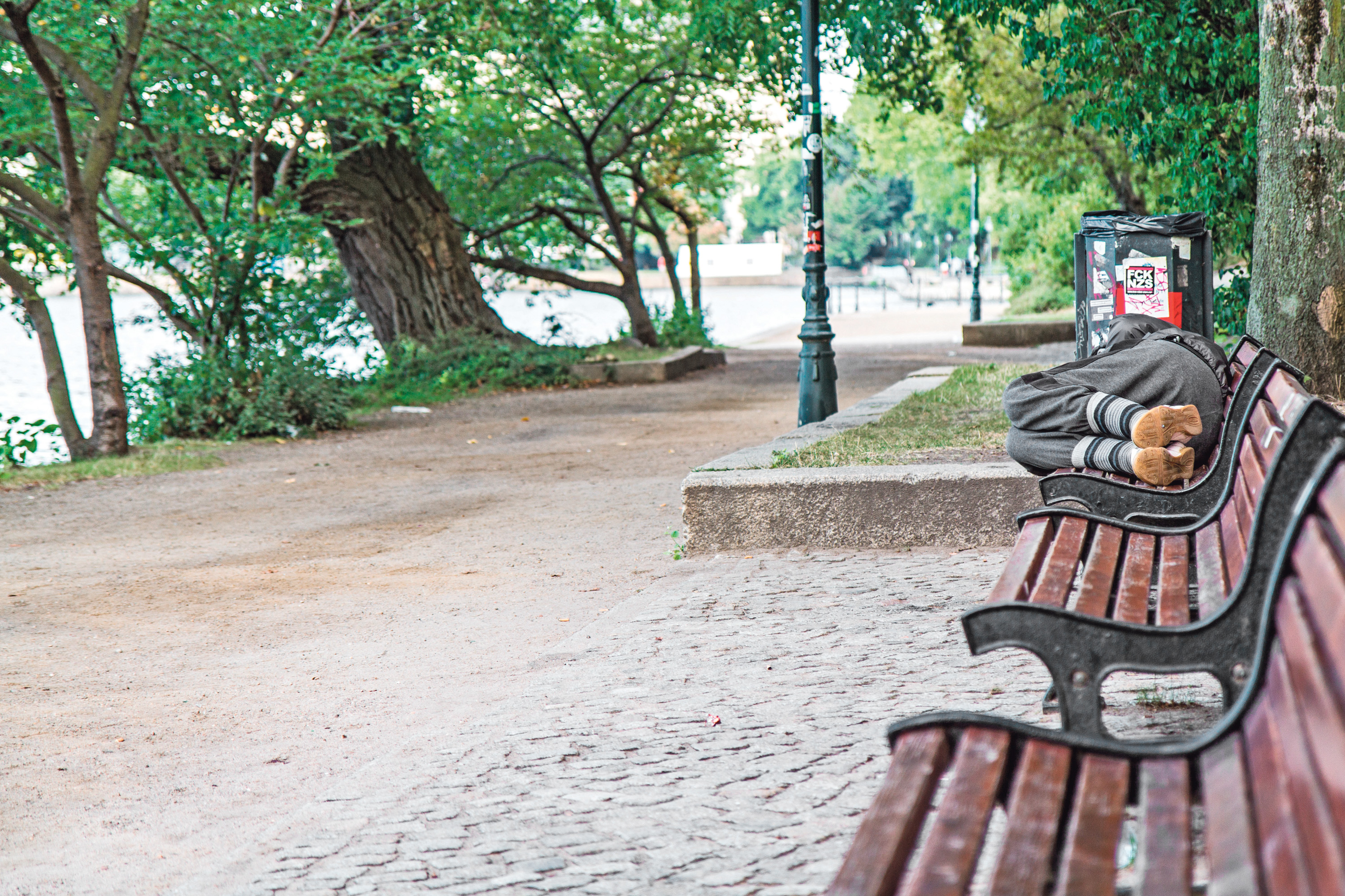 Straßensozialarbeit wird neu aufgestellt Parkbänke als Schlafplatz sind unsozial und nicht menschenwürdig.