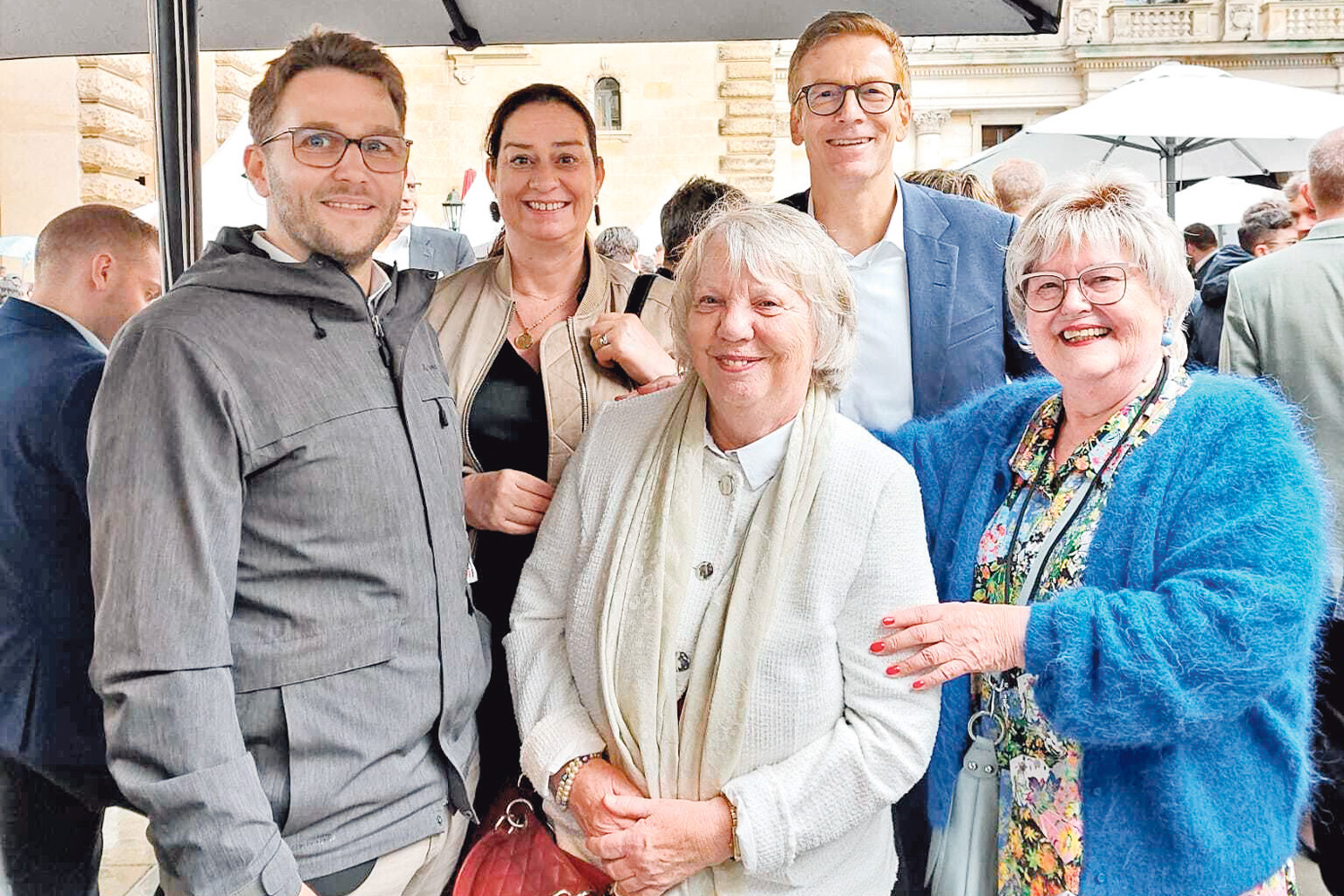 Unverzichtbares Engagement Gruppenbild unterm Regenschirm.